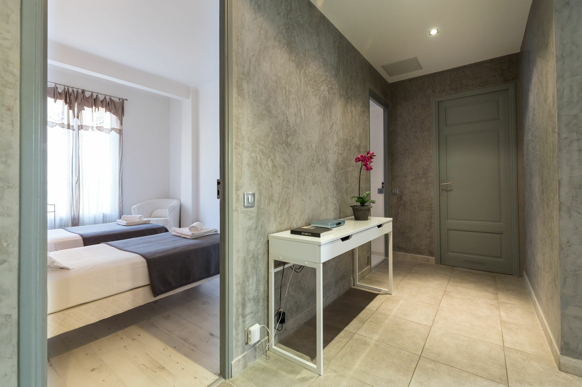 Centrally Located Modern 2 Bed Apartment In Cannes With Aircon And High Ceilings And Modern Design 696 Eksteriør billede