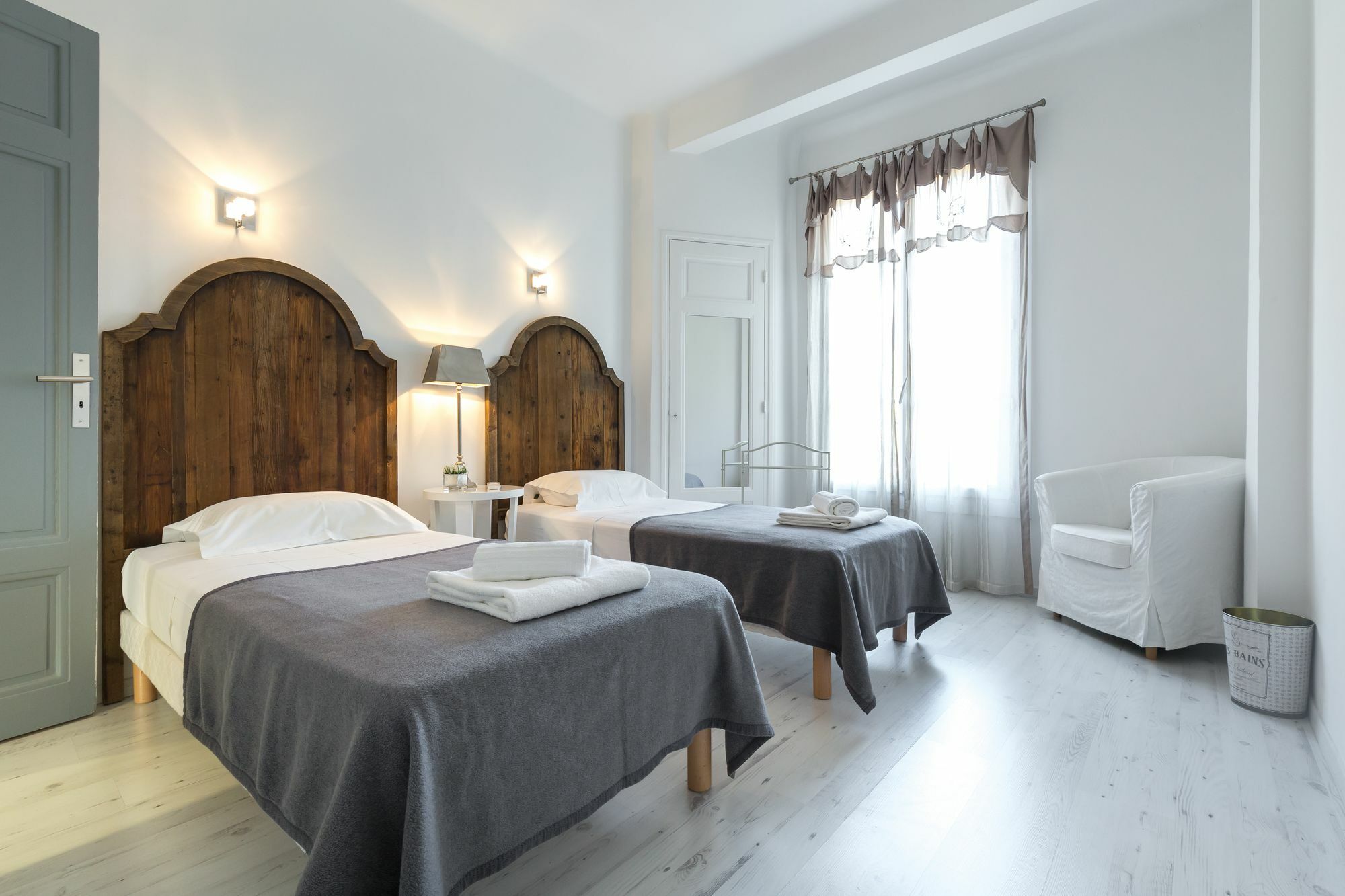 Centrally Located Modern 2 Bed Apartment In Cannes With Aircon And High Ceilings And Modern Design 696 Eksteriør billede